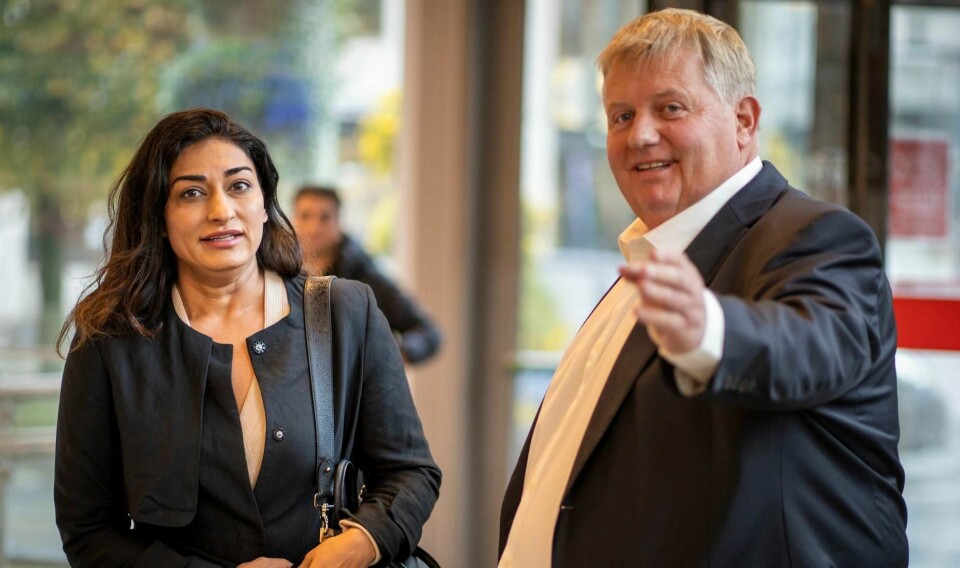 Daglig leder Shabana Rehman i stiftelsen Født Fri og stiftelsens advokat Harald Strandenæs ankommer pressekonferansen der de redegjorde for hvordan de har opplevd prosessen og IMDis gransking.