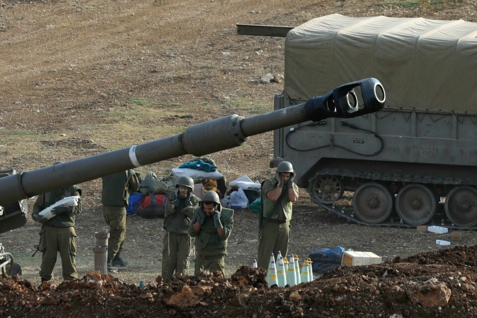 Israelske styrker med artilleri mot Sør-Libanon. Israelske styrker med artilleri mot Sør-Libanon mandag.
