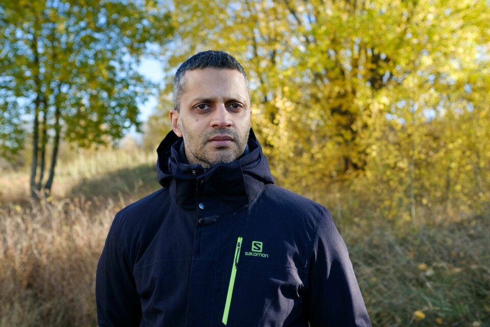 Ghulam Abbas ga i fjor ut boka Gudfaren: Om B-gjengen, integrering og livet i den kriminelle underverdenen. Portrett av Ghulam Abbas en solfylt høstdag på Furuset.