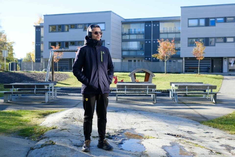 Abbas har etter juryens mening bidratt til å motivere flere ungdommer med minoritetsbakgrunn til å satse på skole og utdanning. Portrett av Ghulam Abbas en solfylt høstdag på Furuset.