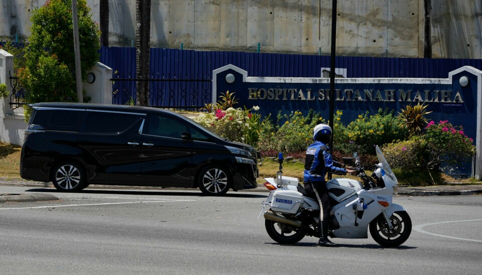 En bil med diplomatiske skilt eskorteres av en politimotorsykkel utenfor Sultanah Maliha Hospital, hvor kongen er innlagt. En bil med diplomatiske skilt eskorteres av en politimotorsykkel utenfor ultanah Maliha Hospital, hvor kongen er innlagt. Foto: Vincent Thian / AP / NTB