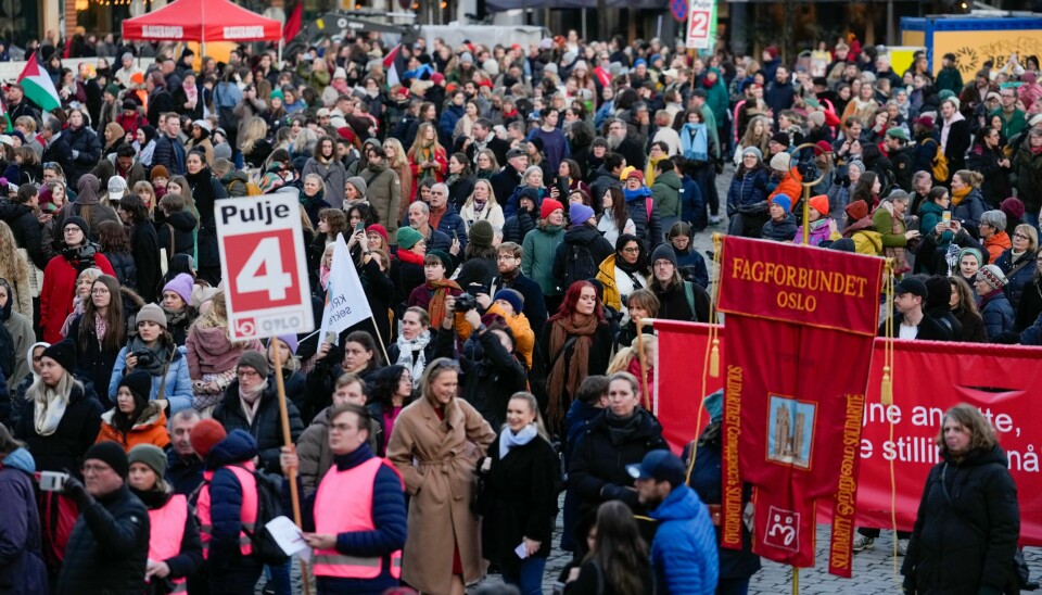 Omtrent 5000 har møtt opp på Kvinnetoget, anslår politiet. Markeringen av den internasjonale kvinnedagen 8. mars på Youngstorget i Oslo. Foto: Javad Parsa / NTB