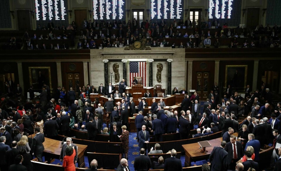 Representantenes hus stemte onsdag kveld lokal tid for å stille president Donald Trump for riksrett. Saken går nå videre til Senatet, som trolig skal stemme over tiltalepunktene i januar.