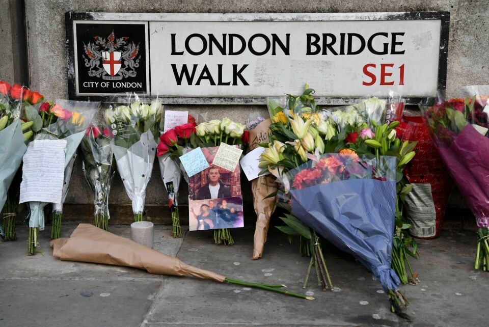 Blomster og bilder ligger på London Bridge etter angrepet fredag. Hendelsen har preget debatten og agendaen midt i valgkampen.