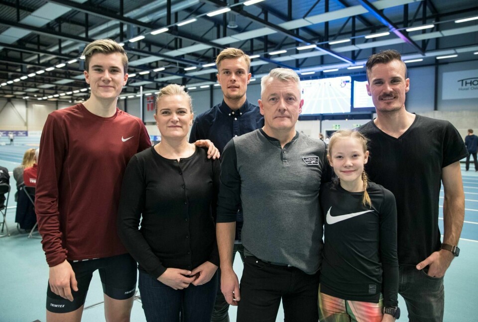 Gjert Ingebrigtsen sammen med kona Tone og barna Jakob (f.v.), Filip, Ingrid og Henrik under innendørs-NM i Bærum i februar i år. Foto: Vidar Ruud / NTB scanpix