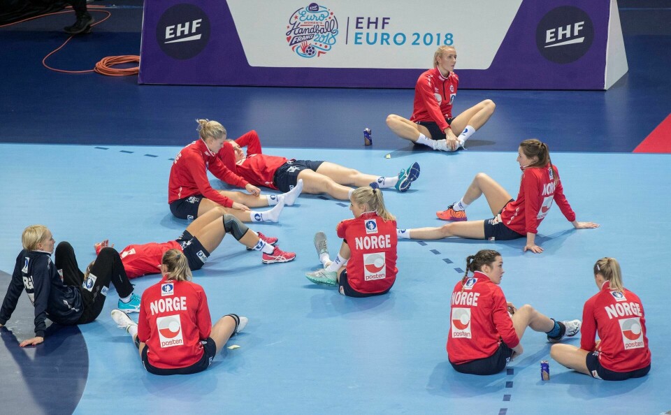 samling: Håndballjentene etter kampen mot Romania. samling: Håndballjentene etter kampen mot Romania.