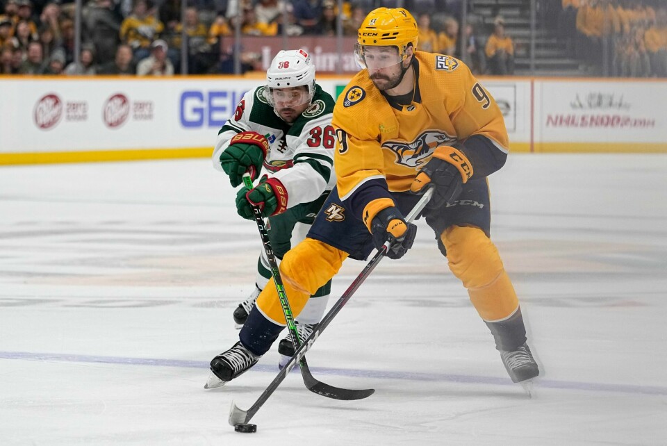 Nashville Predators venstreving Filip Forsberg styrer pucken forbi Minnesota Wilds høyreving Mats Zuccarello i andre periode av NHL-oppgjøret torsdag i Nashville. Nashville Predators venstreving Filip Forsberg styrer pucken forbi Minnesota Wilds høyreving Mats Zuccarello i andre periode av NHL-oppgjøret torsdag i Nashville. Foto: George Walker IV / AP / NTB