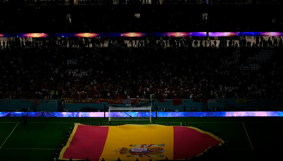Det er full kaos utenfor Al Rayyan stadion mens Marokko og Spania spiller om videre eksistens i fotball-VM. Det er full kaos utenfor Al Rayyan stadion mens Marokko og Spania spiller om videre eksistens i fotball-VM. Foto: Petr David Josek / AP Photo / NTB.