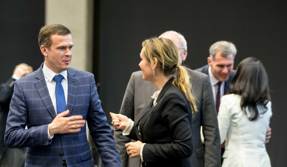 Witold Banka og Norges kandidat Linda Hofstad Helleland i samtale etter valget i Katowice.
