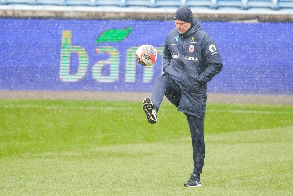 Ståle Solbakken i snøværet på Ullevaal under mandagens trening. Ståle Solbakken i snøværet på Ullevaal under mandagens trening.