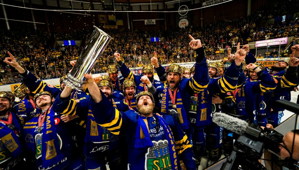 Storhamar feirer NM-gullet, etter seier over Vålerenga i finalen Patrick Thoresen løftet kongepokalen tirsdag.Foto: Cornelius Poppe / NTB