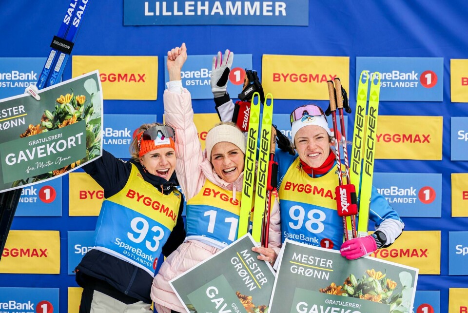 Therese Johaug (midten), Sophie Laukli (t.v.) og Magni Smedås (t.h.) under blomsterseremonien etter langrenn skøyting i OL-løypene rundt Birkebeineren skistadion under NM lørdag. Therese Johaug (midten), Sophie Laukli (t.v.) og Magni Smedås (t.h.) under blomsterseremonien etter langrenn skøyting i OL-løypene rundt Birkebeineren skistadion under NM lørdag.