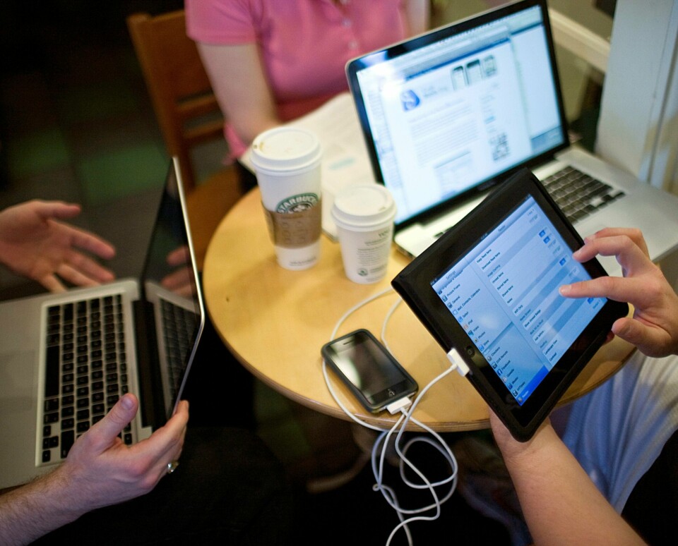 JOBBING: Skal du være ung og innovativ må du ta med deg verktøyene på kafé. (Riktignok er dette litt gamle verktøy, men det var nå det bildet vi fant).