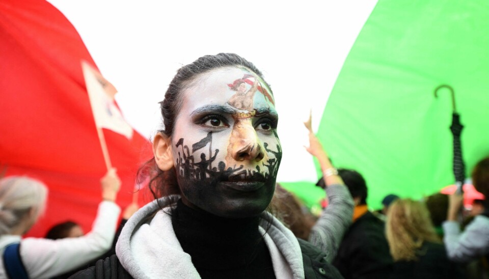 En kvinne demonstrerer mot det iranske regimet i Paris, med den ikoniske «Marianne»-skikkelsen som leder troppene til protest malt i ansiktet. En kvinne demonstrerer mot det iranske regimet i Paris, med den ikoniske «Marianne»-skikkelsen som leder troppene til protest malt i ansiktet.