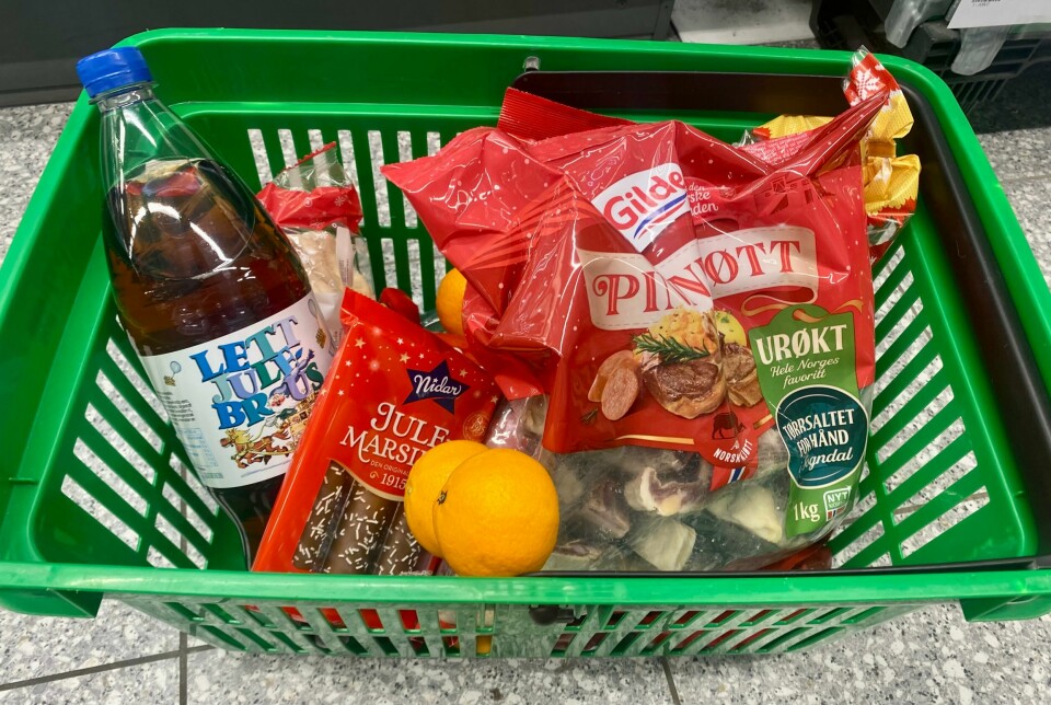 Nå fylles handlekurvene med julemat. og den er betydelig dyrere enn for ett år siden Handlekurv med julevarer. Julehandel. Matbutikk. Julekurv. Pinnekjøtt. Julemarsipan. Julebrus. Klementiner. Kiwi.