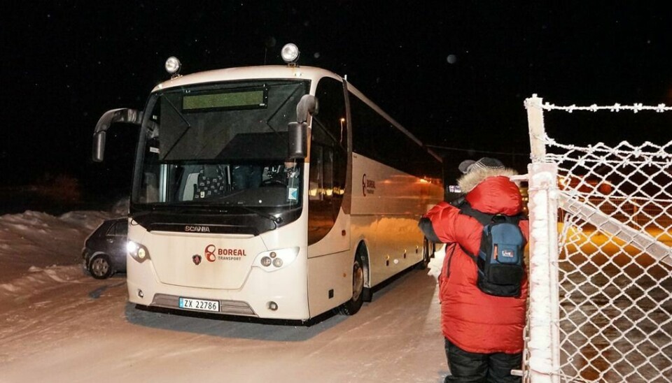 Tirsdag kveld ble asylsøkere fraktet fra Ankomstsenter Finnmark til Russland. Torsdag skulle nye asylsøkere uttransporteres, deriblant familier. Det skapte uro og kaotiske tilstander. FOTO: OLE-TOMMY PEDERSEN/iFINNMARK.NO/NTB SCANPIX