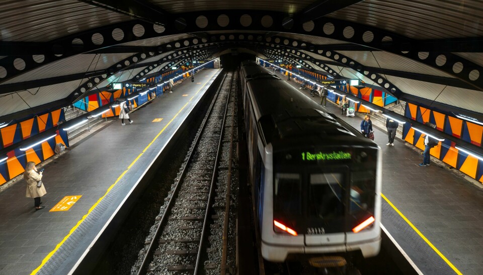 Et tog på Stortinget T-banestasjon. I påsken blir det stengt i tunnelen mellom Stortinget og Majorstuen i tre dager. T-banen forventer forsinkelser søndag ettermiddag. Foto: Cornelius Poppe / NTB
