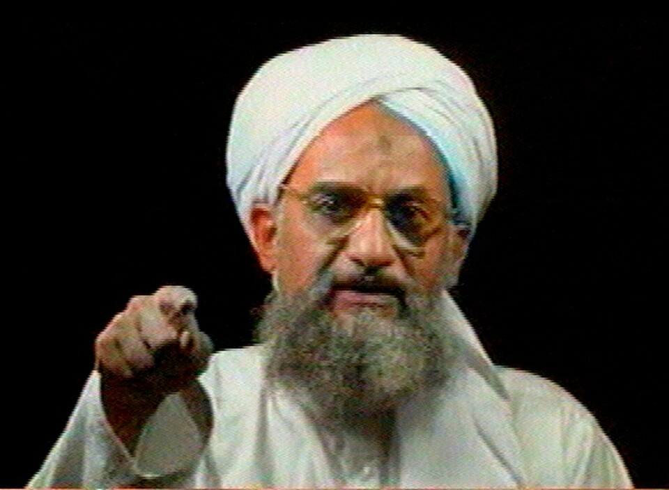 Ayman al-Zawahri på et videoopptak sendt på Al Jazeera i 2006. Al-Qaida-lederen Ayman al-Zawahri fotografert i 2006. Ifølge president Joe Biden ble han i helgen drept i et droneangrep i Kabul. Foto: Al Jazeera / AP / NTB