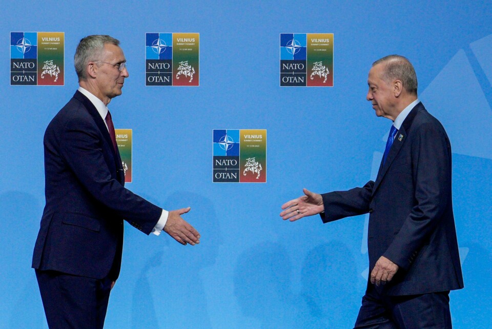 Natos generalsekretær Jens Stoltenberg (t.v.) hilser på Tyrkias president Recep Tayyip Erdogan under Nato-toppmøte i Vilnius i Litauen i sommer. Natos generalsekretær Jens Stoltenberg (t.v.) hilser på Tyrkias president Recep Tayyip Erdogan under Nato-toppmøte i Vilnius i Litauen i sommer. Foto: Javad Parsa / NTB