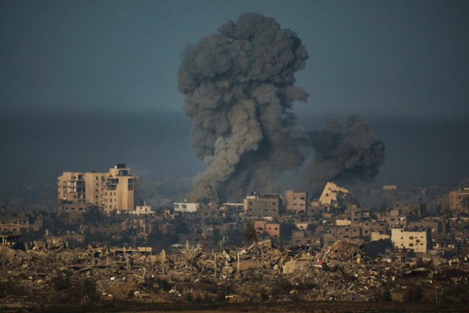 Våpenhvilen mellom Hamas og Israel kan bli forlenget. Røyk stiger fra et israelsk luftangrep på Gazastripen torsdag. Foto: Leo Correa / AP / NTB