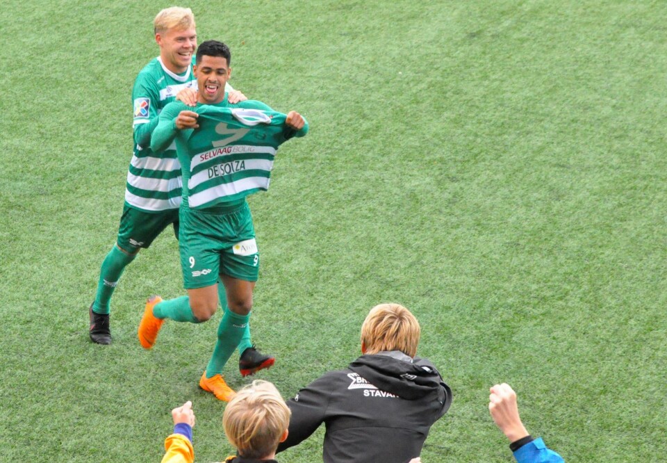 Jefferson de Souza viser fram drakten med navnet sitt etter å ha gitt Brodd 4-2 mot VBK. Han gratuleres av kaptein Petter Olsen Haukali. Viking-trener Bjarne Berntsen satt ringside og de Souza erkjenner at feiringen også var en klar melding til ham. FOTO: ESPEN IVERSEN Jefferson de Souza viser fram drakten med navnet sitt etter å ha gitt Brodd 4-2 mot VBK. Han gratuleres av kaptein Petter Olsen Haukali. Viking-trener Bjarne Berntsen satt ringside og de Souza erkjenner at feiringen også var en klar melding til ham. FOTO: ESPEN IVERSEN