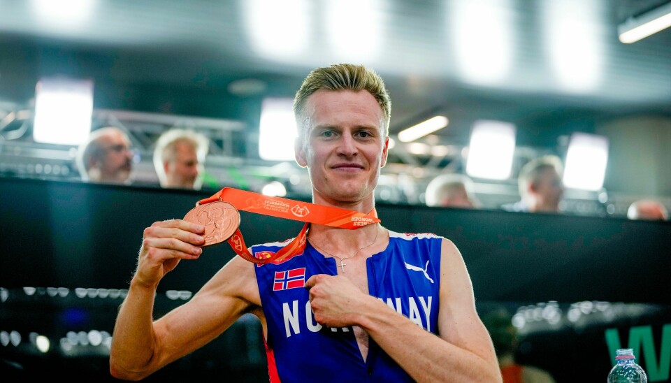 Narve Gilje Nordås hyller trener Gjert Ingebrigtsen etter sin første VM-medalje. Narve Gilje Nordås tok bronse på 1500 meter i VM. Foto: Beate Oma Dahle / NTB