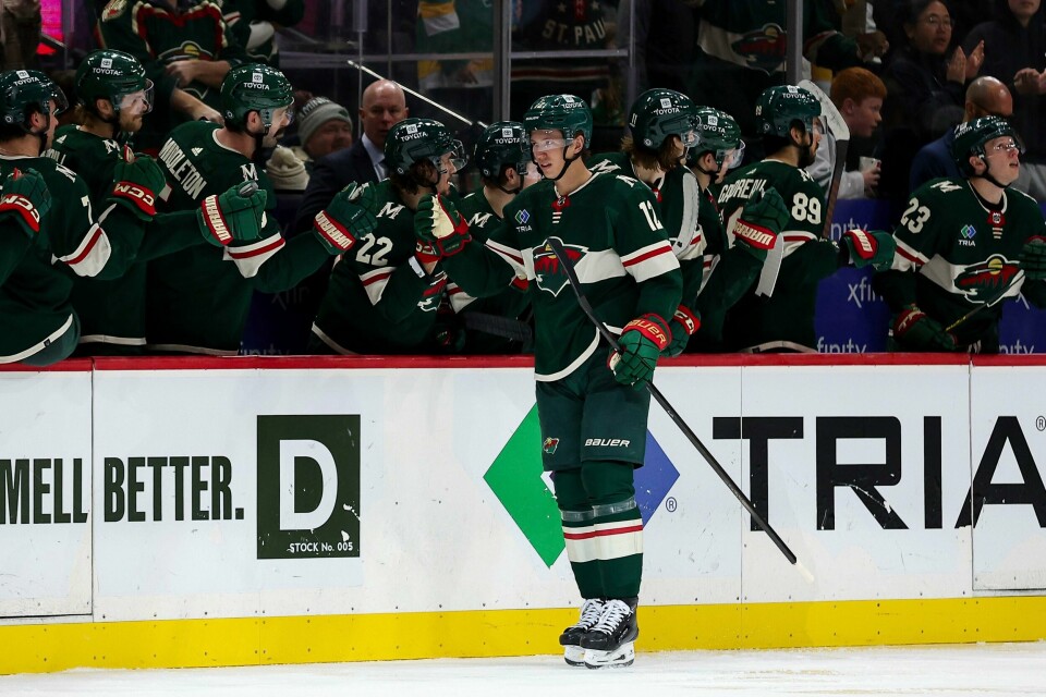 Minnesota Wilds Matt Boldy mottar gratulasjoner etter å ha satt inn 2–0 i starten av annen periode mot Ottawa Senators. Minnesota vant kampen 3–2. Minnesota Wilds Matt Boldy mottar gratulasjoner etter å ha satt inn 2–0 i starten av annen periode mot Ottawa Senators. Minnesota vant kampen 3–2. Foto: Matt Krohn / AP / NTB