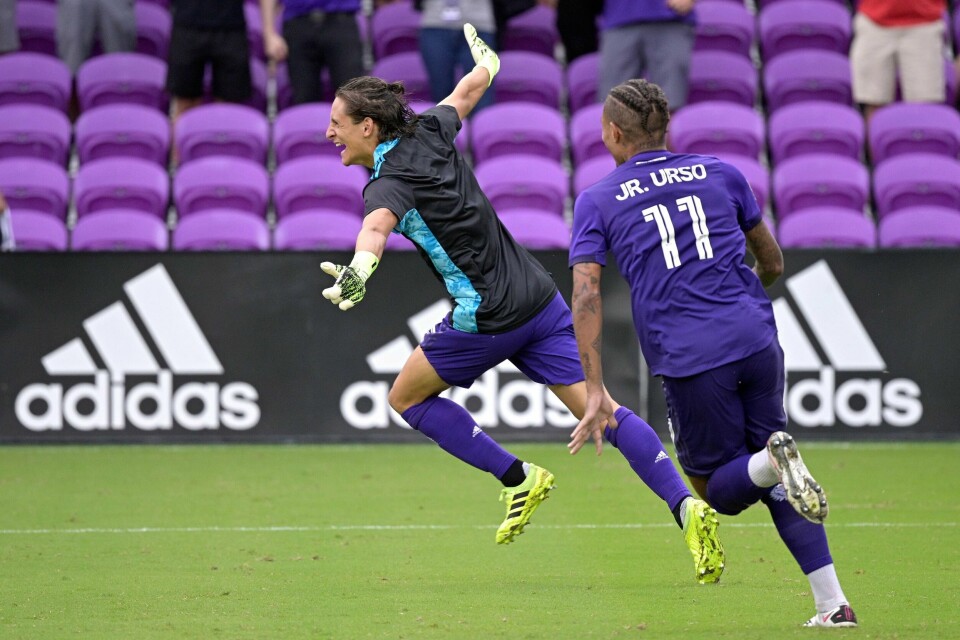 Midtstopper Rodrigo Schlegel måtte gå i mål og ble den store helten for Orlando City. Her jubler han etter straffesparkkonkurransen.
