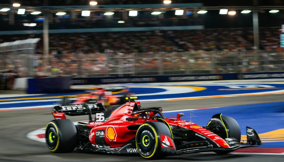 Carlos Sainz vant i Singapore. Carlos Sainz vant i Singapore. Foto: Vincent Thian / AP Photo / NTB.