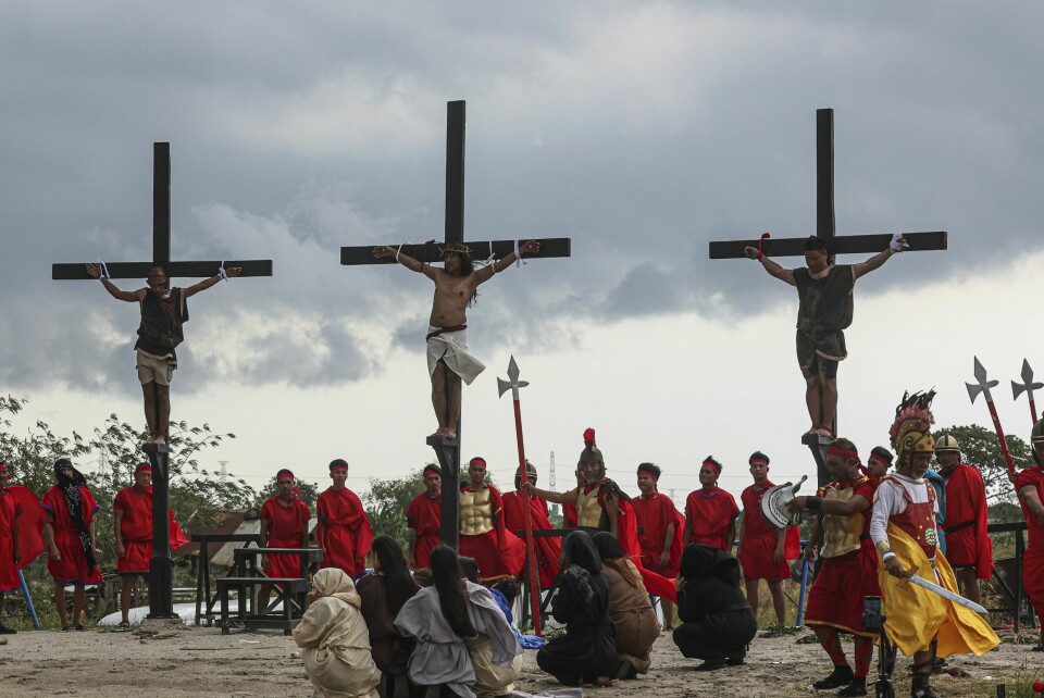 Ruben Enaje (midten) og to andre landsbyboere på korset for å minnes Jesu lidelse. Ruben Enaje (midten) og to andre landsbyboere på korset for å minnes Jesu lidelse. Foto: Gerard V. Carreon / AP / NTB