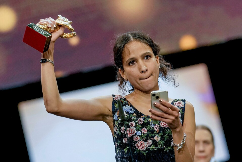 Den fransk-senegalesiske filmskaperen Mati Diop vant Gullbjørnen, den gjeveste prisen, under lørdagens prisutdeling på filmfestivalen i Berlin. Den fransk-senegalesiske filmskaperen Mati Diop vant Gullbjørnen, den gjeveste prisen, under lørdagens prisutdeling på filmfestivalen i Berlin. Foto: Markus Schreiber / AP / NTB