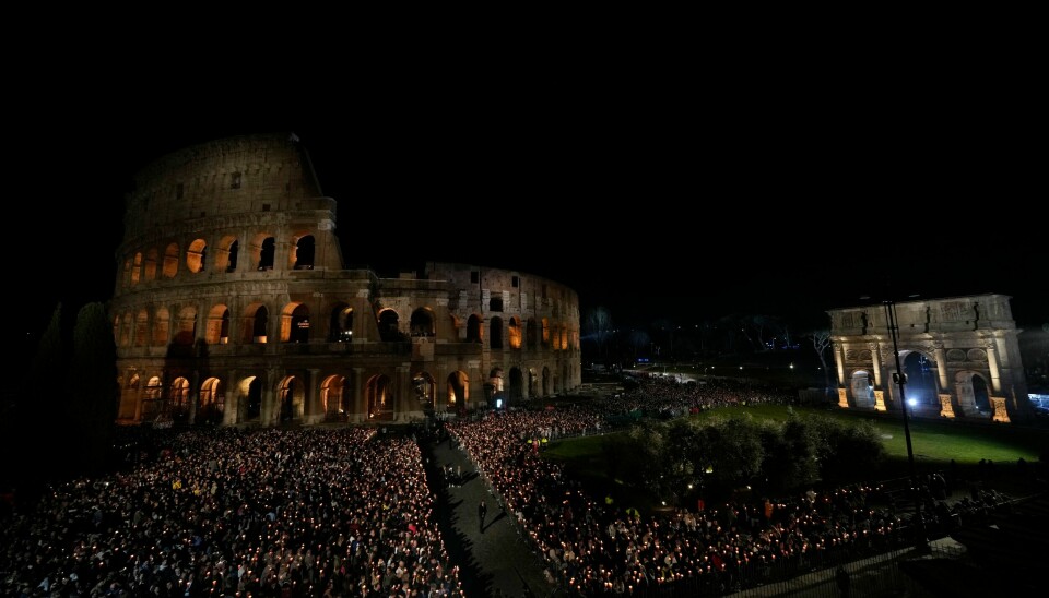 Pave Frans står over langfredagsmessen i Colosseum i Roma. Pave Frans står over langfredagsmessen i Colosseum i Roma. Foto: Andrew Medichini / AP / NTB