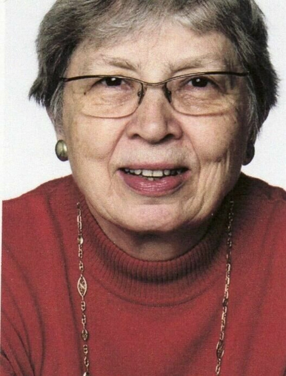 Torild Skard er seniorforsker i psykologi. Kvinne med rød genser, og briller. Eldre dame, smiler svakt med munnen åpen.
