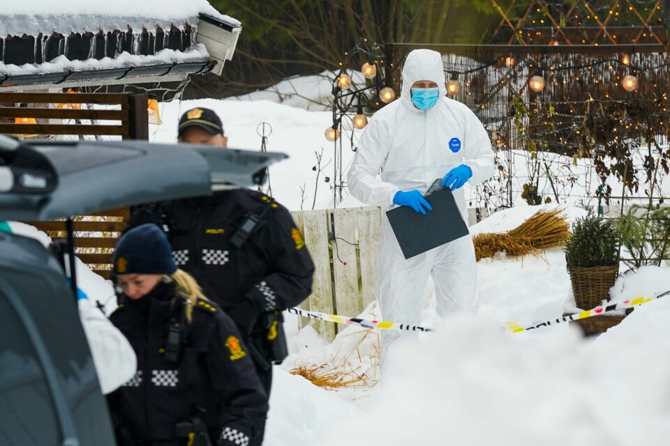 En mann i 40-årene er siktet for grov kroppsskade etter en voldshendelse i Heggedal i Asker torsdag. Lørdag ble han varetektsfengslet i fire uker. Krimteknikere er på stedet. Foto: Lise Åserud / NTB