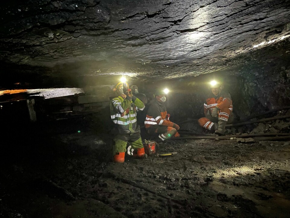 Inne i Gruve 7 jobber de med å borre seg inn i fjellet for å finne mer kull. Neste år er det slutt. Inne i Gruve 7 jobber de kontinuerlig med å borre seg inn i fjellet for å finne mer kull. Men nå kan det snart være slutt.