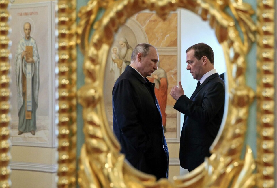 Dmitrij Medvedev (t.h.) avbildet med Russlands president Vladimir Putin i 2017. (FILES) Russian President Vladimir Putin (L) and Prime Minister Dmitry Medvedev visit the New Jerusalem Orthodox Monastery outside the town of Istra, some 70 km outside Moscow, on November 15, 2017. President Vladimir Putin said on December 8, 2023 he will run for re-election in 2024, Russian news agencies reported, allowing the Kremlin leader to extend his decades-long grip on power into the 2030s. The 71-year-old has led Russia since the turn of the century, winning four presidential ballots and briefly serving as prime minister in a system where opposition has become virtually non-existent. (Photo by Yekaterina SHTUKINA / SPUTNIK / AFP)