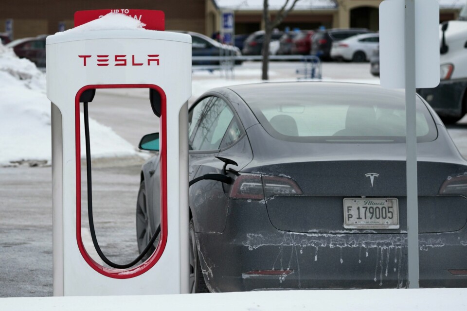 Tesla-eiere i Sverige kan få trøbbel med å hurtiglade bilene sine framover når svenske fagorganiserte el-installatører nekter å vedlikeholde ladestasjonene. Tesla-eiere i Sverige kan få trøbbel med å hurtiglade bilene sine framover når svenske fagorganiserte el-installatører nekter å vedlikeholde ladestasjonene.