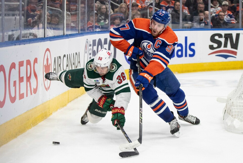 Minnesota Wilds Mats Zuccarello (36) og Edmonton Oilers' Connor McDavid (97) kjemper om pucken bak mål i andre periode av NHL-kamp i Edmonton i Alberta i Canada fredag. Foto: Jason Franson / The Canadian Press via AP / NTB Minnesota Wilds Mats Zuccarello (36) og Edmonton Oilers' Connor McDavid (97) kjemper om pucken bak mål i andre periode av NHL-kamp i Edmonton i Alberta i Canada fredag. Foto: Jason Franson / The Canadian Press via AP / NTB