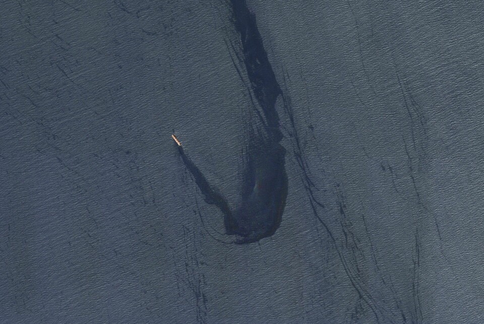 Rubymar avbildet fra satellitt tirsdag denne uken. Det lekker olje fra skipet. Fartøyet tar inn vann. Rubymar avbildet fra satellitt tirsdag denne uken. Det lekker olje fra skipet. Fartøyet tar inn vann. Foto: Planet Labs PBC / AP / NTB