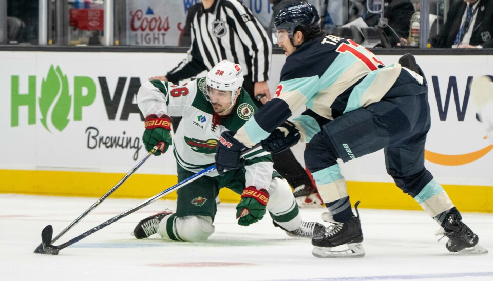 Mats Zuccarello (til v.) i duell med Seattle Kraken-spiller Brandon Tanev i lørdagens NHL-kamp. Zuccarello leverte fire assist da Wild vant 5-2. Minnesota Wild-spissen Mats Zuccarello, til venstre, og Seattle Kraken-spissen Brandon Tanev, til høyre, kjemper om pucken i første periode av NHL-kampen i Seattle lørdag. Foto: Stephen Brashear AP / NTB