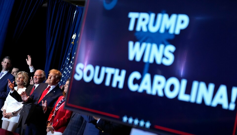 Tidligere president Donald Trump går seirende ut av nominasjonsvalget i South Carolina. Her er han på scenen på valgkvelden da amerikanske medier hadde utpekt ham som vinner. Tidligere president Donald Trump går seirende ut av nominasjonsvalget i South Carolina. Her er han på scenen på valgkvelden da amerikanske medier hadde utpekt ham som vinner. Foto: Andrew Harnik / AP / NTB