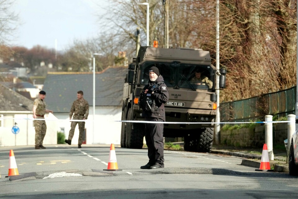 Politi og eksperter på uskadeliggjøring av bomber i Plymouth fredag. Politi og eksperter på uskadeliggjøring av bomber i Plymouth fredag. Foto: Matt Keeble / PA / AP / NTB
