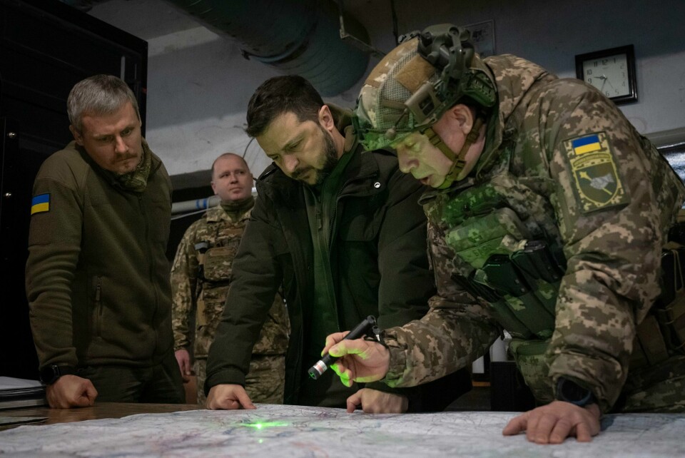 Oleksandr Syrskyj (t.h.) og Ukrainas president Volodymyr Zelenskyj under et besøk ved fronten i Kharkiv-regionen i november i fjor. Tidligere denne måneden ble Syrskyj utnevnt til ny ukrainsk forsvarsminister. Ukrainas president Volodymyr Zelenskyj og Oleksandr Syrskyj (t.h.) på et bilde tatt i nærheten av fronten i Kharkiv-regionen i november i fjor. Syrskyj, øverstkommanderende for Ukrainas bakkestyrker, blir nå landets nye forsvarssjef. Foto: Jefrem Lukatskyj / AP / NTB