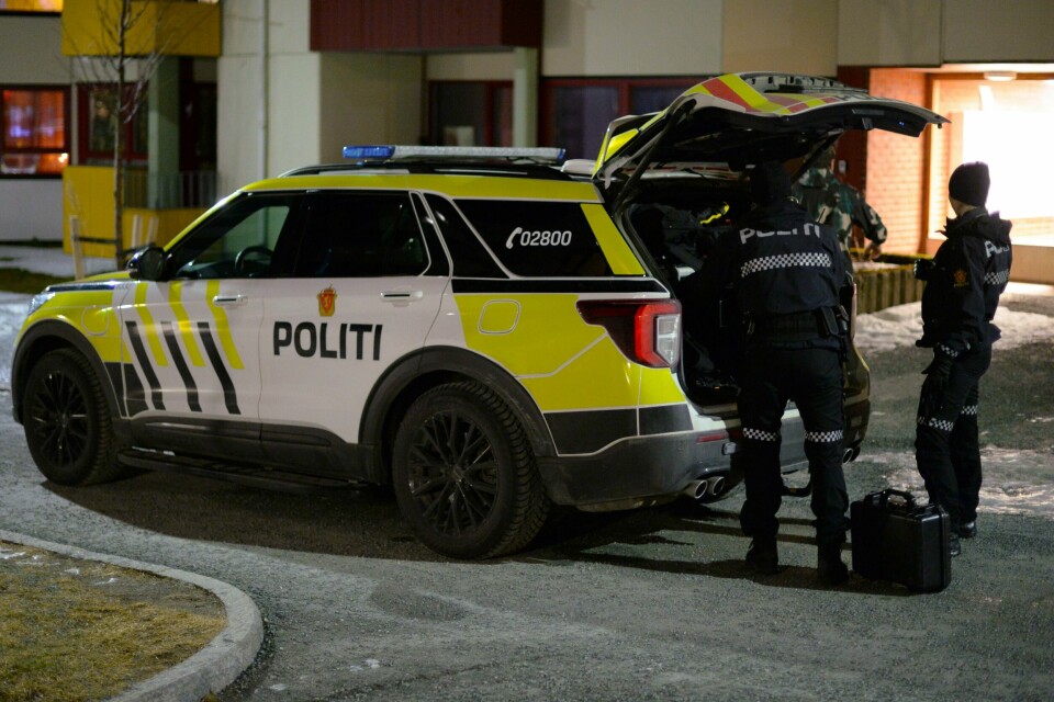 Politiet etterforsker et mistenkelig dødsfall i et borettslag i Trondheim. Her har politiet aksjonert på en annen adresse i området med flere patruljer., og en person skal være pågrepet. Da politiet ankom boligen til en kvinne i 80-årene, fant de henne død. En person er pågrepet og siktet for å ha hensatt avdøde i hjelpeløs tilstand. Foto: Joakim Halvorsen / NTB