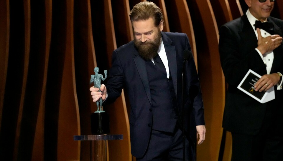 Kenneth Branagh tar imot prisen for beste skuespillerensemble for «Oppenheimer» i Shrine Auditorium i Los Angeles natt til søndag norsk tid. Kenneth Branagh tar imot prisen for beste skuespillerensemble for 'Oppenheimer' i Shrine Auditorium i Los Angeles natt til søndag norsk tid. Foto: Chris Pizzello / AP / NTB