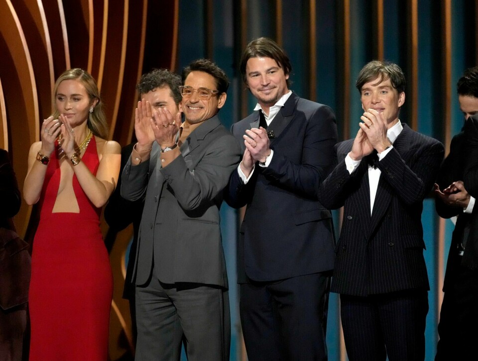 Emily Blunt, Alden Ehrenreich, Robert Downey Jr., Josh Hartnett og Cillian Murphy takker for prisen for beste skuespillerensemble for «Oppenheimer». Emily Blunt, Alden Ehrenreich, Robert Downey Jr., Josh Hartnett og Cillian Murphy takker for prisen for beste skuespillerensemble for «Oppenheimer».