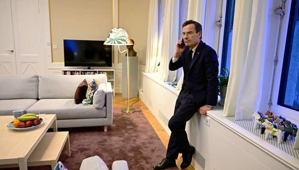 Sveriges statsminister Ulf Kristersson på telefon tidligere mandag. Sveriges statsminister Ulf Kristersson på telefon tidligere mandag. Foto: Magnus Lejhall / TT via AP / NTB