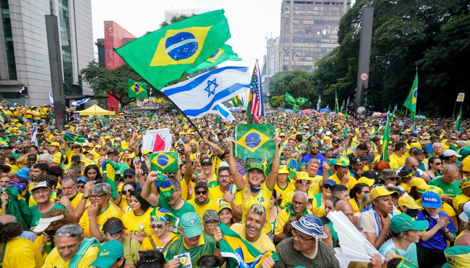 Kledd i grønt og gult fylte en stor mengde av ekspresidentens støttespillerne Avenida Paulista, en av hovedårene i São Paulo, søndag. Jair Bolsonaro hevdet at over 500.000 møtte opp, men det er ikke bekreftet av andre kilder. Kledd i grønt og gult fylte en stor mengde av ekspresidentens støttespillerne Avenida Paulista, en av hovedårene i São Paulo, søndag. Jair Bolsonaro hevdet at over 500.000 møtte opp, men det er ikke bekreftet av andre kilder. Foto: Andre Penner / AP / NTB