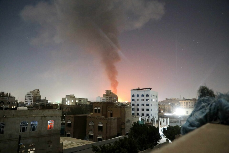 Flammer g røyk etter et USA-ledet angrep mot mål i Jemen for et par dager siden. Nå opplyser USA at de har gjennomført ytterligere angrep mot bestemte mål i houthi-kontrollerte områder i Jemen. Smoke rises after the U.S.-led airstrikes on hit targets in Sanaa, Yemen, Sunday, Feb. 25, 2024. The strikes on Saturday answer a recent surge in attacks by the Iran-backed militia group on ships in the Red Sea and Gulf of Aden. (AP Photo/Osamah Abdulrahman)