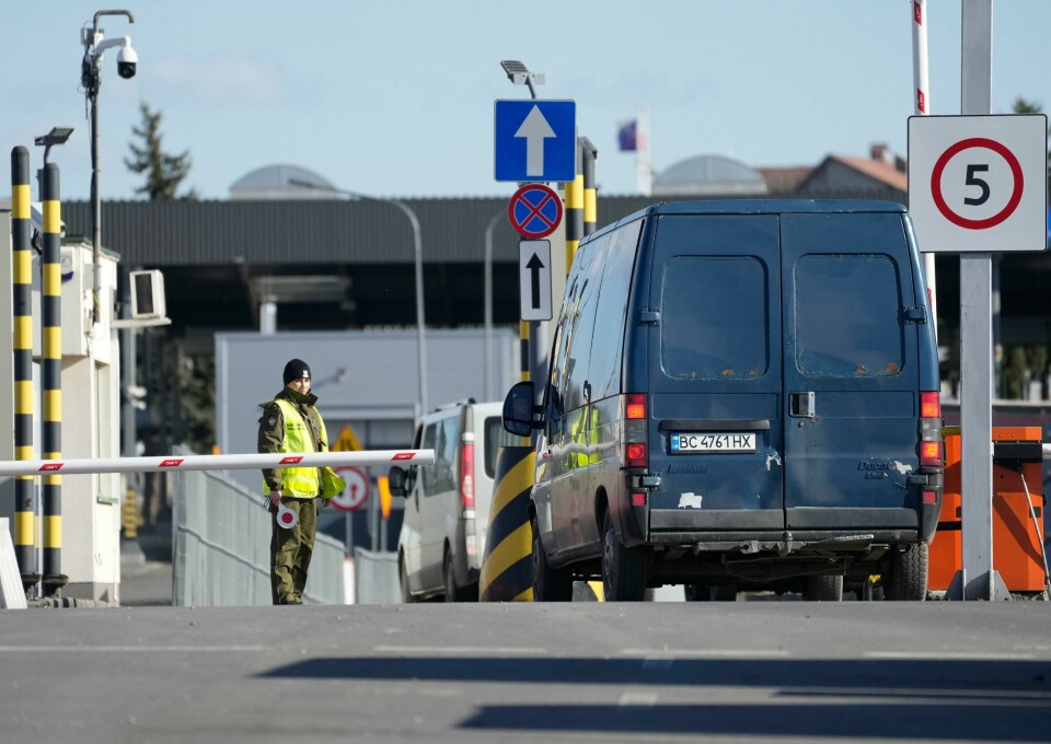 En polsk grensevakt på Medyka-grenseovergangen. Polske bønder har i flere uker forsøkt å blokkere grenseoverganger mellom Polen og Ukraina. En polsk grensevakt på Medyka-grenseovergangen. Polske bønder har i flere uker forsøkt å blokkere grenseoverganger mellom Polen og Ukraina. Foto: Czarek Sokolowski / AP / NTB